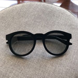 Black round Gucci sunglasses